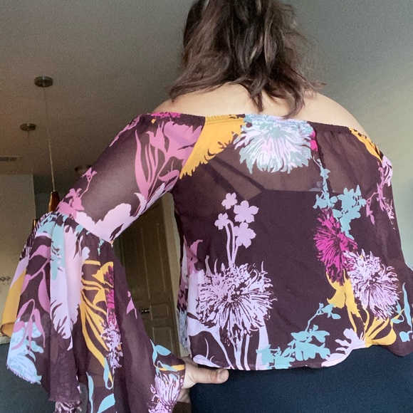 Blouse with flared sleeves - Picture 2 of 3